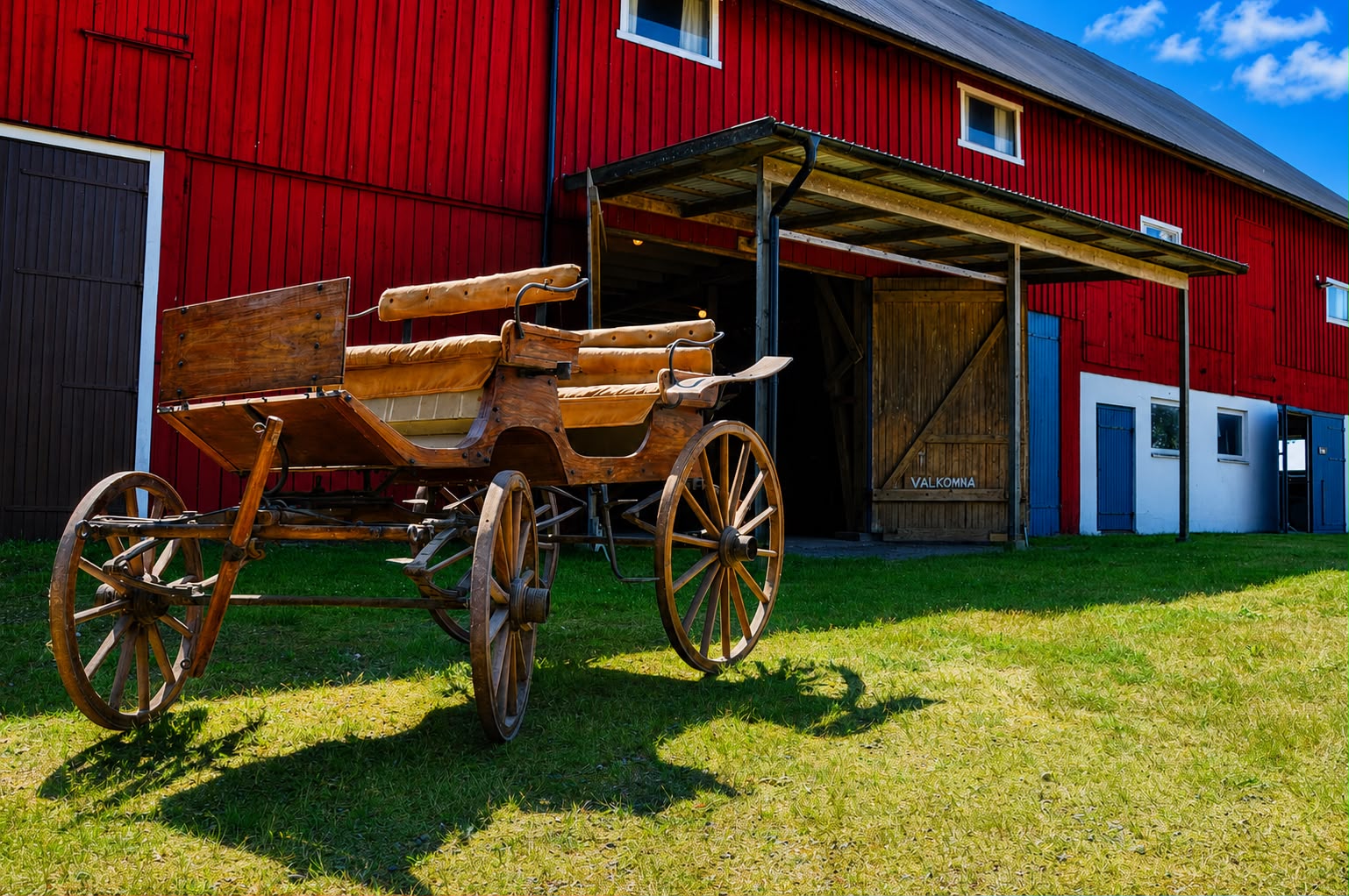 Långås Loge – den röda logen med hästvagnen utanför, festlokal på landet utanför Falkenberg i Halland