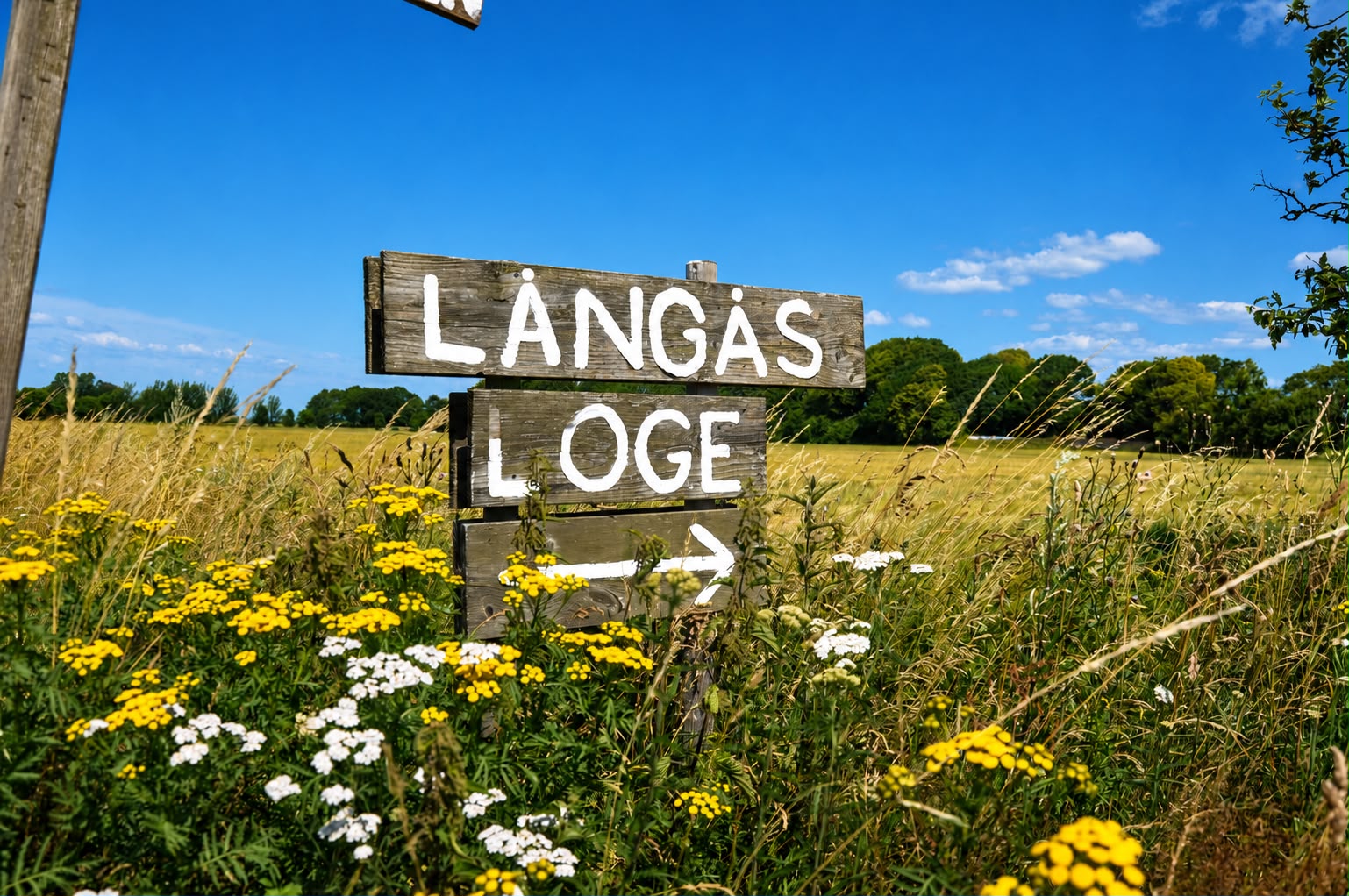 Skylten till Långås Loge i ängen, bröllopslokal på västkusten